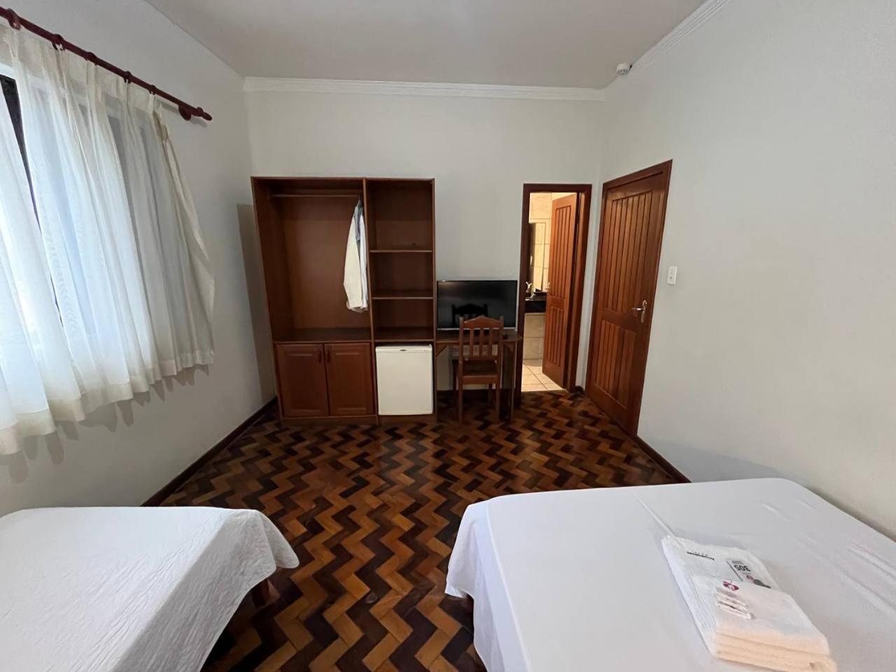 Tubarão Acomodare Hotel- Sob Nova Direcao מראה חיצוני תמונה